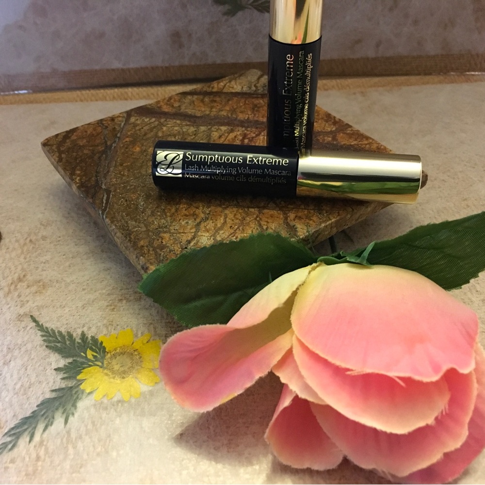 01 EXTREME BLACK Sumptuous Extreme Lash Multiplying Volume Mascara.  X2